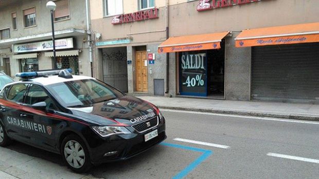 furto-in-negozio-di-abbigliamento-rubati-vestiti-e-registratore-di-cassa