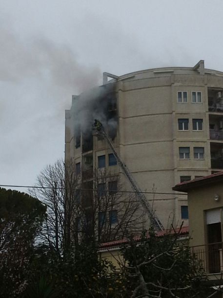 rogo-in-casa-si-getta-dal-sesto-piano-e-muore