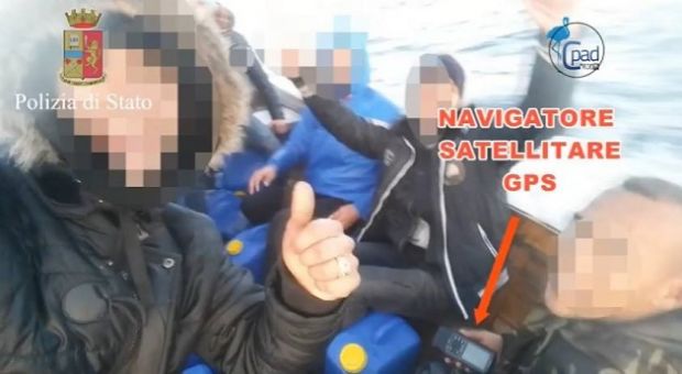 migranti-blitz-cagliari-pronti-documenti-falsi-all-arrivo