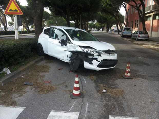 cagliari-scontro-tra-due-auto-in-viale-colombo-tre-feriti