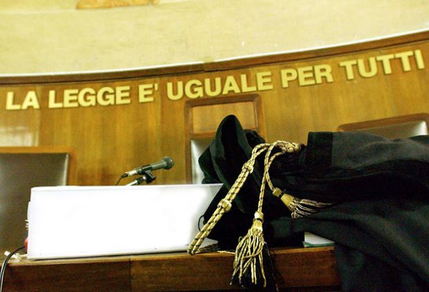 umilia-alunni-maestra-patteggia-10-mesi