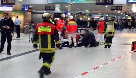 Duesseldorf duesseldorf-attacco-con-ascia-alla-stazione-tra-i-nove-feriti-anche-due-italiane