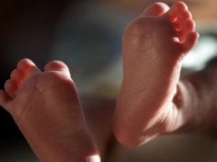 Bimba di 3 mesi ricoverata: contrae coronavirus alla festa per il battesimo