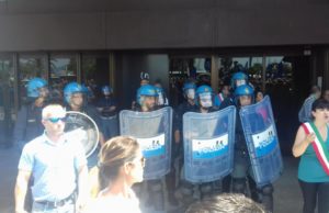 Pastori in piazza, forte tensione tra manifestanti e Forze dell’Ordine