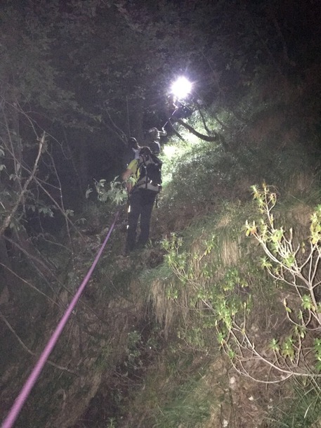 Escursionisti persi nella notte nel bosco sui monti, salvati