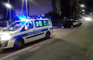 Ubriaca al volante tampona auto: ritirata patente