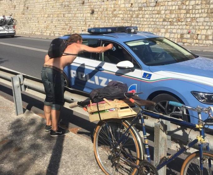 Ciclista sorpreso in autostrada