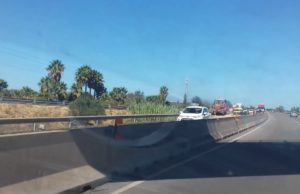 Ss195, camion perde carico di orzo: forti rallentamenti al traffico