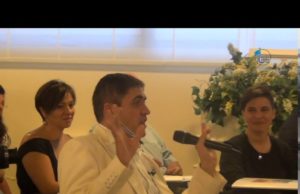 Maurizio Sarlo a Cagliari presenta l’associazione Coemm, blitz di Morello (Striscia la Notizia) durante conferenza – I VIDEO