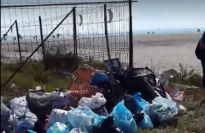 “Ripuliamo la spiaggia del Poetto”: gruppo di volontari a caccia di rifiuti