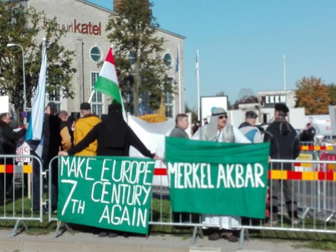 Manifestazione davanti a vertice Tallinn. 'Merkel Akbar'