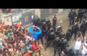Catalogna, polizia pesta selvaggiamente manifestanti inermi – VIDEO