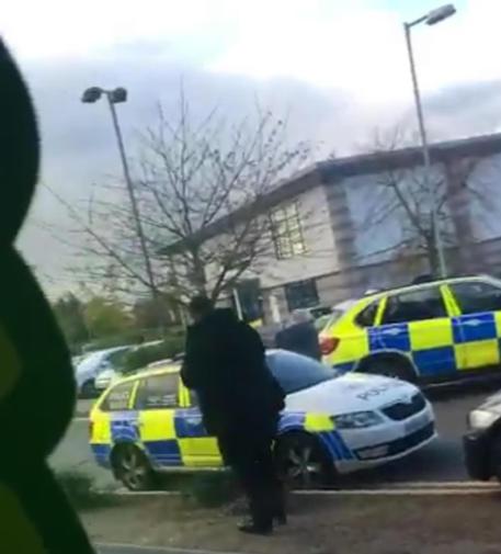 Gb: testimone, 'uomo armato e due ostaggi in bowling'