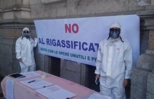 No al rigassificatore al Villaggio Pescatori, sit-in sotto il Comune