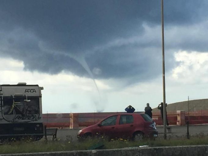 Trombe d'aria al largo di Ostia, corsa a video e selfie