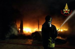 Villacidro, fiamme in capannone di pneumatici: intervento dei Vigili del Fuoco in corso – LE IMMAGINI