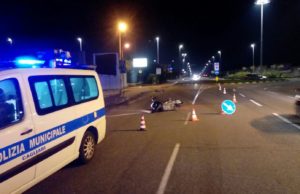 Motociclista urta cordolo e fa volo di 35 metri: è gravissimo