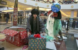 BlackFriday, blitz di Greenpeace a Roma contro il consumismo – FOTO