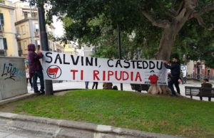 Salvini a Cagliari, corteo antagonisti in piazza Costituzione – LE FOTO