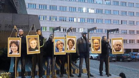 Manifestazione con forche contro eurodeputati a Katowice