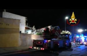 Fiamme in una abitazione a Selargius: vigili del fuoco in azione -VIDEO