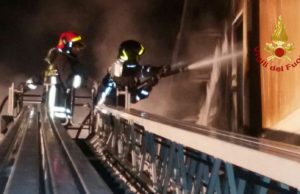 Fiamme in uno stabile lungo la ss387, in azione vigili del fuoco