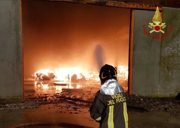 Capannone a fuoco: incendio ancora in corso