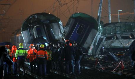 Treno deragliato: Rfi, stop convogli fino dissequestro area