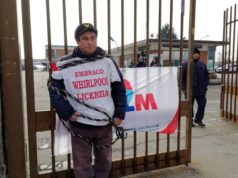 Embraco, un operaio incatenato ai cancelli