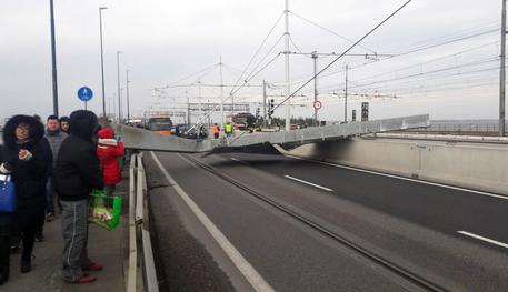 Maltempo: crolla pilone su ponte, bloccato accesso a Venezia