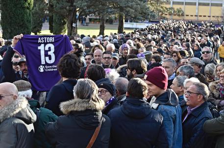 Astori: aperta camera ardente, folla commossa rende omaggio