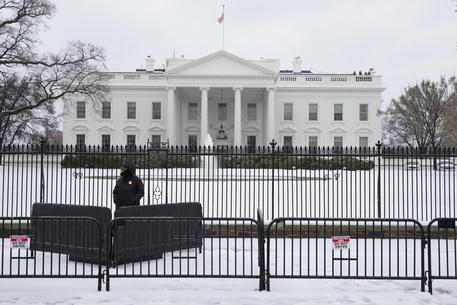 Late season snowstorm hits US Northeast