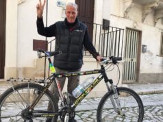 Gira il mondo in bici a 82 anni, tappa a Tortolì
