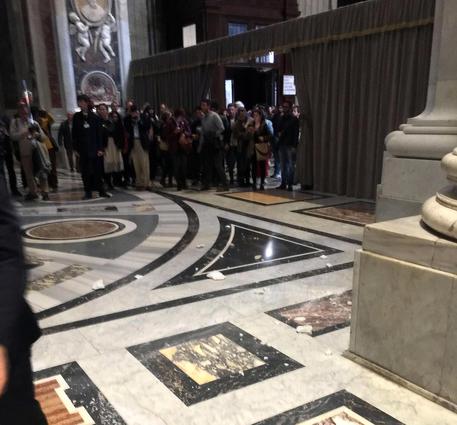 ++ Cadono calcinacci in basilica S. Pietro, nessun ferito ++