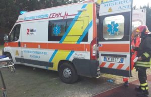 Perdono il controllo e finiscono fuori strada: feriti due giovani