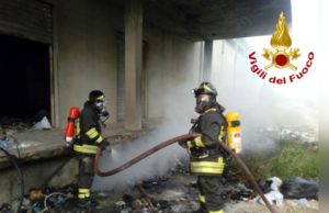 Cagliari, a fuoco un capannone in viale Elmas