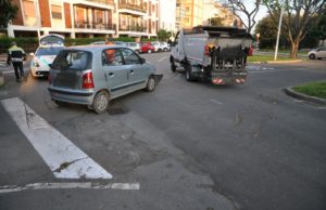 Cagliari, auto contro camion della nettezza urbana: 62enne soccorsa da un’ambulanza