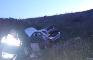 Finiscono sulla scarpata dopo aver divelto il guard rail: tre feriti a Cagliari