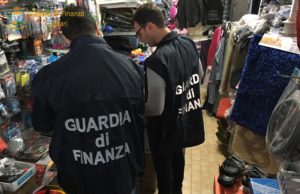 Sequestrati più di mille articoli contraffatti: scattano denunce e sequestri