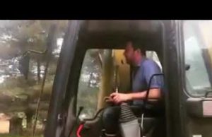 Salvini prende lezioni di ruspa