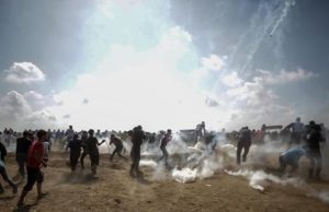 Gaza: un palestinese ucciso e 100 feriti