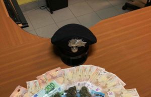 I carabinieri sentono l’odore di marijuana in auto: arrestato 41enne