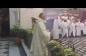 Cori da stadio in chiesa, il filmato dei fedeli diventa virale