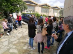 Bimba di 2 anni affidata al padre. Comunità in rivolta: “Deve stare con la mamma”