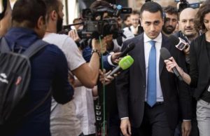 Di Maio ritratta: “Savona resti nel governo, ma un’altra persona all’Economia”