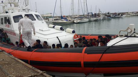 Migranti:barca a vela con 40 persone a bordo intercettata in Calabria