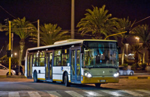 Cagliari, con 12 voti del centrosinistra il Comune ripristina il bus notturno del Poetto