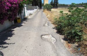 Strade gruviera a Quartu, dilaga l’ironia sul web: a luglio la giornata “a favore della ricerca sulle buche”