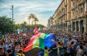 Cagliari, al via Sardegna Pride: attese migliaia di persone al corteo per l’orgoglio dei diritti delle persone lgbt