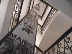 Architetture di colori e luci su facciata del Man di Nuoro